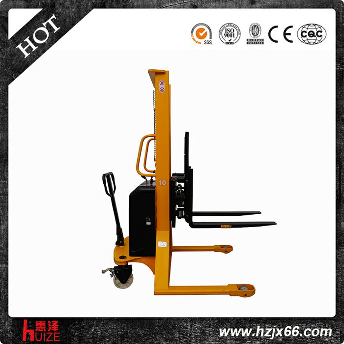 貨叉?zhèn)纫瓢腚妱?dòng)堆高車(chē) 貨叉?zhèn)纫瓢腚妱?dòng)堆高車(chē)